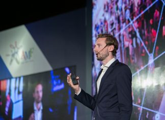 TIM GROOT CEO & Founder at Grip